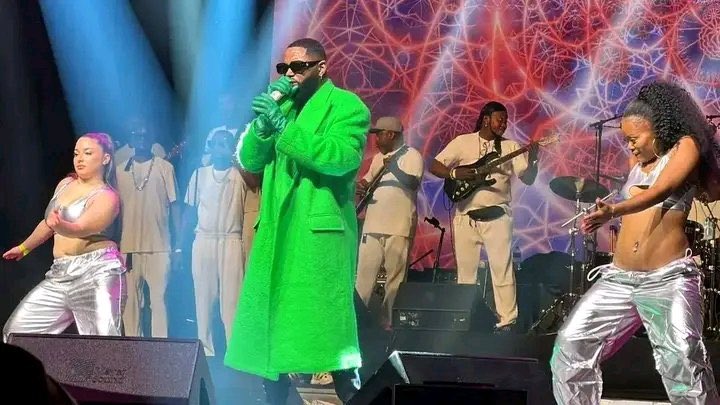 Nwaar_Meilleurr's tweet photo. Il y a 1 an jour pour jour, Ferre Gola faisait son plus grand comeback en Europe avec un concert SOLD OUT à l’Adidas Arena. Une date historique, une vibe légendaire. Paris s’en souvient encore!🇫🇷

#FerreGolaAdidasArena https://t.co/i1phLZGg4p