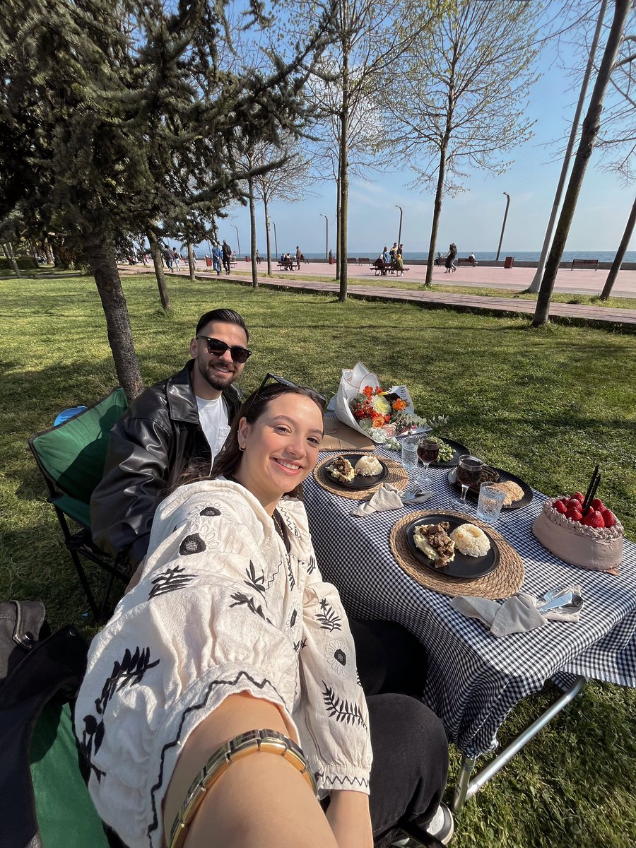 benceebusi's tweet photo. Sevginin iyileştirici gücüne inanmamı sağlayan, daha doğrusu sevilmenin ve sevmenin ne demek olduğunu öğreten bir adam doğdu bugün. Ne mutlu ki senin gibi güzel kalpli bir adam doğmuş sevgilim. Hayat seninle çok daha güzel. İyi ki doğdun sevgilim. İyi ki !🤍 @askincanergani https://t.co/8zbvxioEiG