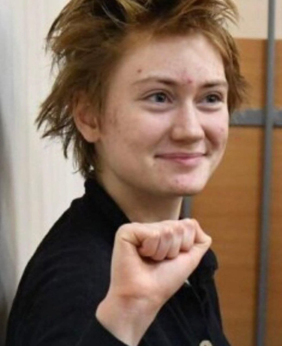 Петербургский суд.
Студентка Дарья Козырева 19 лет

-Я мечтаю,чтобы Украина вернула себе каждую пядь своей земли, включая и Донбасс, и Крым.Я верю, что однажды мечта моя исполнится. Когда-нибудь история все рассудит по справедливости. Но Украина победила и так.Победила уже.
Все.