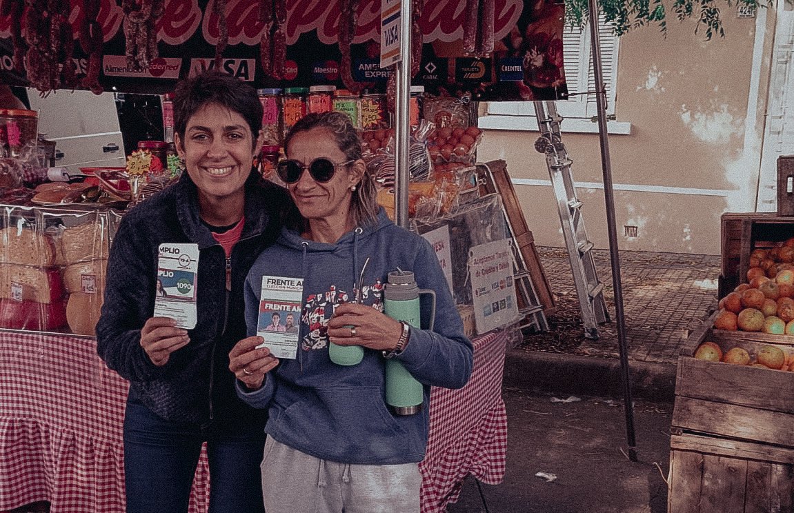 psmontevideo's tweet photo. 🙌🏼 Seguimos recorriendo Montevideo para que las listas 90, 190 y 1090 + las municipales lleguen a todo el territorio. 

💚 Hoy con @Veropr2810 en el Municipio A y con @S_Schelotto en el Municipio CH.

¡Tu voz, tu Montevideo, tu futuro! 🔴🔵⚪️ https://t.co/AyP1aGdKJG