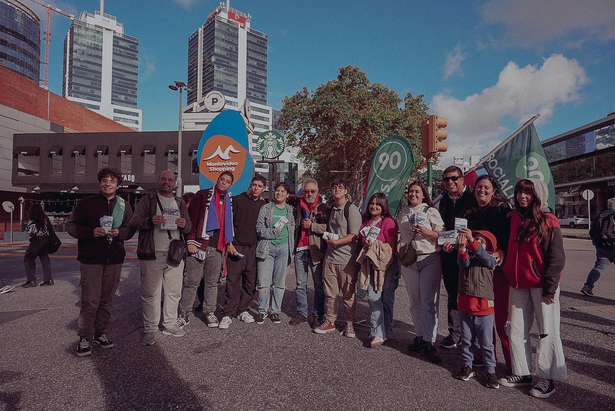 psmontevideo's tweet photo. 🙌🏼 Seguimos recorriendo Montevideo para que las listas 90, 190 y 1090 + las municipales lleguen a todo el territorio. 

💚 Hoy con @Veropr2810 en el Municipio A y con @S_Schelotto en el Municipio CH.

¡Tu voz, tu Montevideo, tu futuro! 🔴🔵⚪️ https://t.co/AyP1aGdKJG