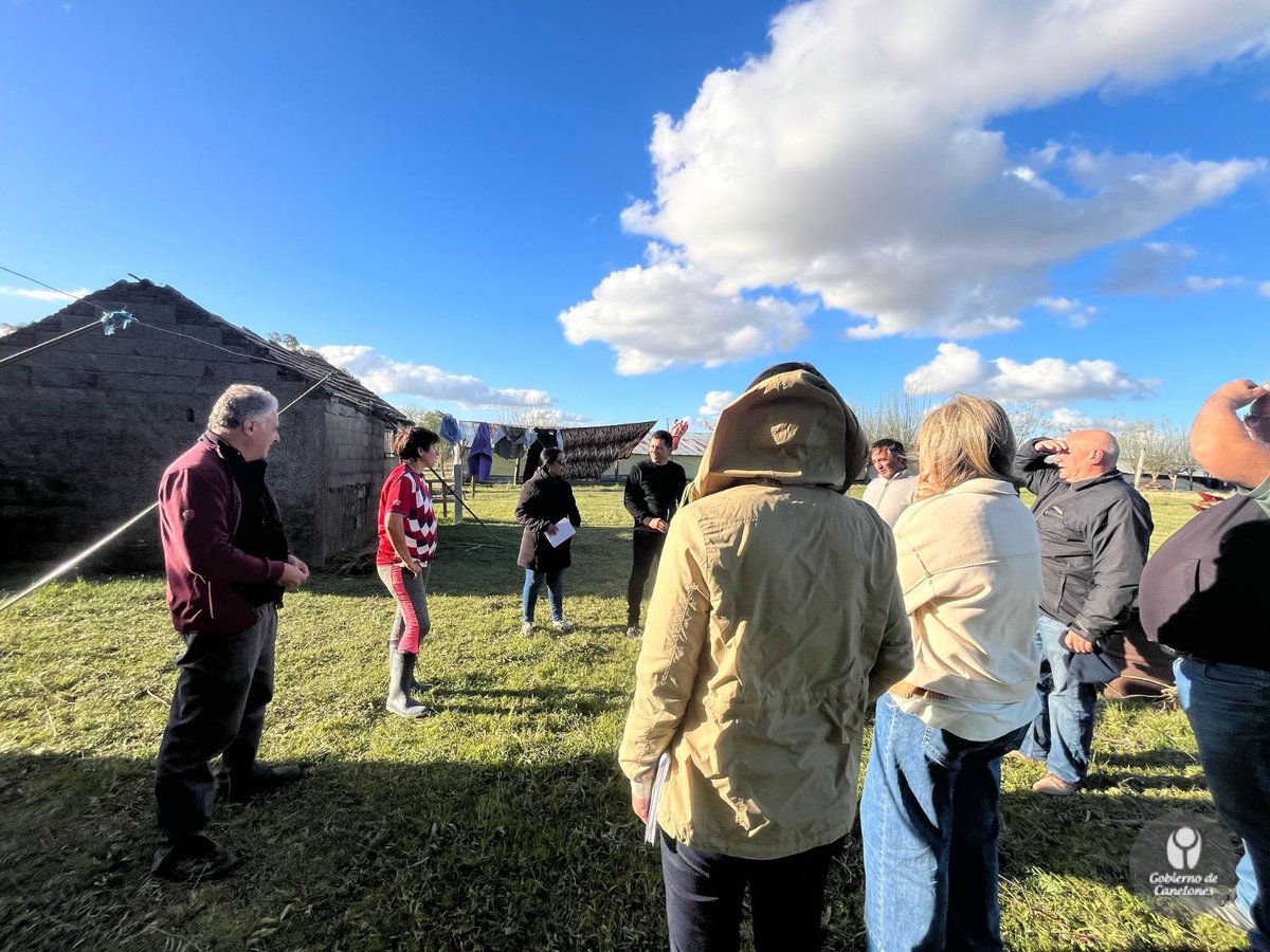 IdCanelones's tweet photo. ⛈️La Intendenta de #Canelones Gabriela Garrido, junto a directores del SINAE y el CECOED Canelones, realizaron recorrida por la zona rural de Tala para intercambiar con vecinos/as afectados por el temporal. Los equipos técnicos continúan trabajando en la zona. https://t.co/5KIONhCuzX