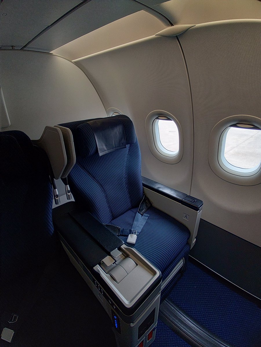 yoshi_omo's tweet photo. 本日のお席
#NH752 #ANA #A320 #プレミアムクラス #アウェイ遠征 #ツエーゲン金沢 #zweigen https://t.co/nC7LeFPPTV