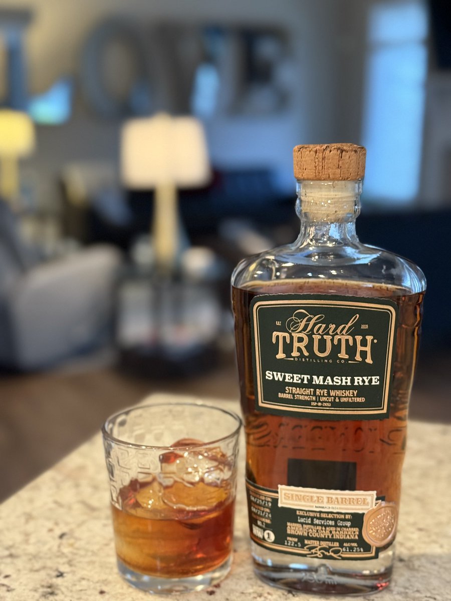 OneAndOnlyJLaw's tweet photo. A Saturday night would not be complete without a 🥃— tonight’s “flavor” Hard Truth … and #jmvtakeover with @JMV1070 on @B1057 🎵 🎙️ #OldFashionCallIn #RequestLine https://t.co/wymrbxnQFx