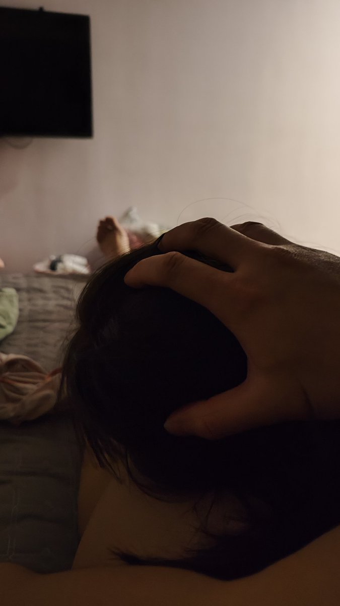 此刻。老婆翻过身来摸我鸡吧，问我要不要给撸出来，我说帮我舔出来，然后她就跑去了卫生间先刷了呀，再给我口了起来，此刻真享受着她越来越成熟的口技。