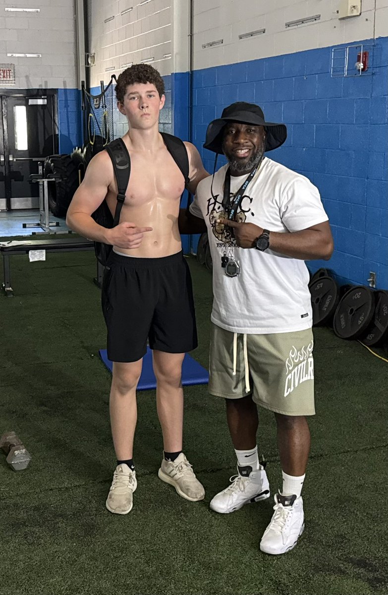 CalvinPollard28's tweet photo. CP training with two legends in the same day! Freshman strong. 🏈🐺🏈 https://t.co/kUmw5epaQu