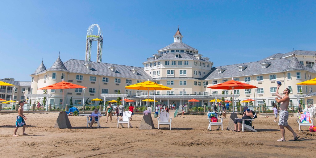 cedarpoint's tweet photo. Life advice - never pass the opportunity to visit the beach. 🏖️👣

Speaking of pass, don't let this deal pass by. Passholders who book a stay at #HotelBreakers in May get an overnight stay and Fast Lane Plus. Offer ends tomorrow, 4/20/25.

Full details 👉 https://t.co/UcDl7Uyn5Q https://t.co/UVO2W3AyGv