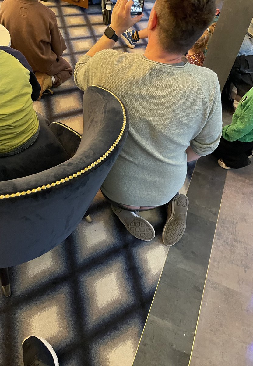 thatbuttcrack's tweet photo. Pics taken by me, 19-04-2025.
He knows it was out en was trying to hide it, with no succes. It was a lot of ass crack but sadly I only got a climpse at the camera. 

#buttcrack #bilspleet #bilnaad #reetspleet #bouwvakkersdecollete #bouwvakkersspleet #asscrack #ass #plumberscrack https://t.co/Y1Oiaggwei