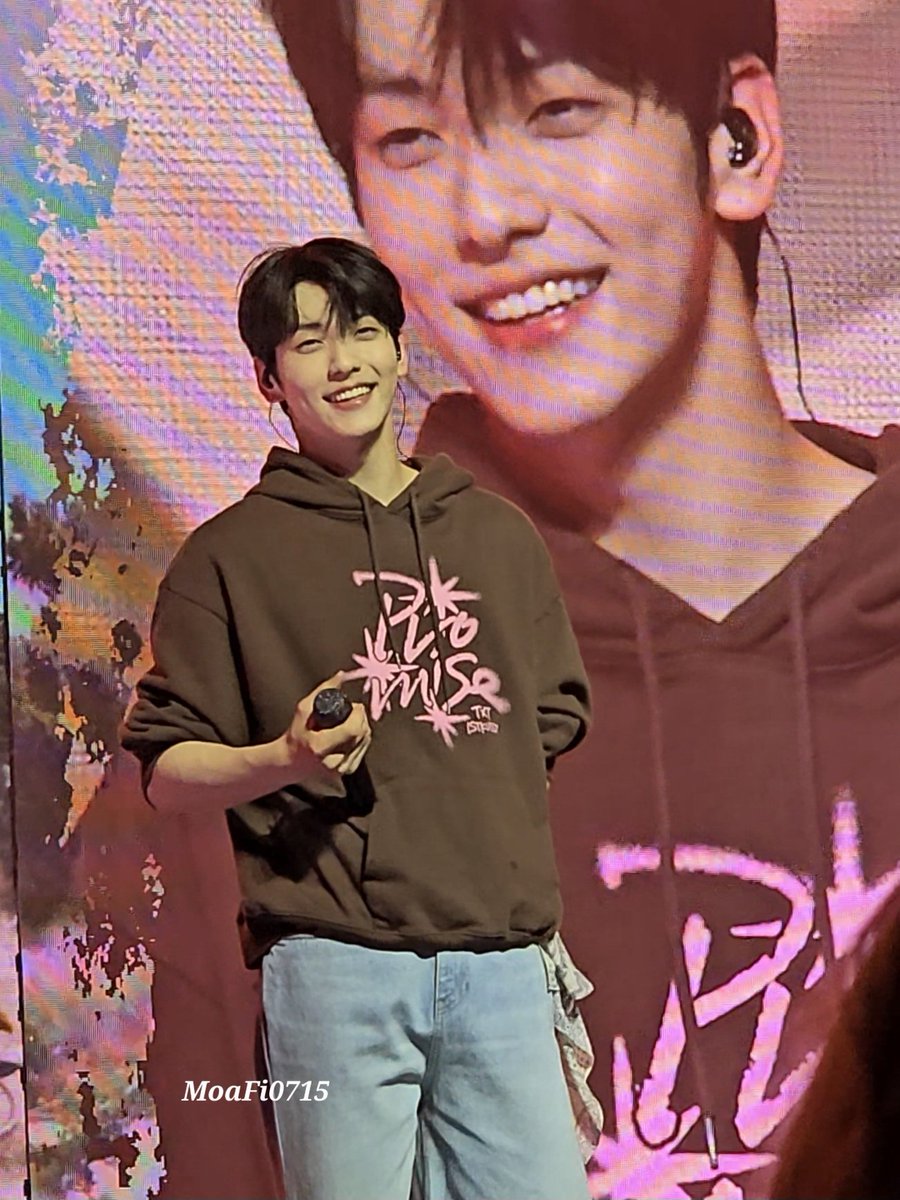 MoaFi0715's tweet photo. Me fighting for my life trying to decide whether to look at the screen or the stage, help 🤯

🩵 250325
📍 London 

#TOMORROW_X_TOGETHER #TXT #수빈 #SOOBIN #スビン #투모로우바이투게더  #ACT_Promise_EP2_London https://t.co/wFFaubsN2h