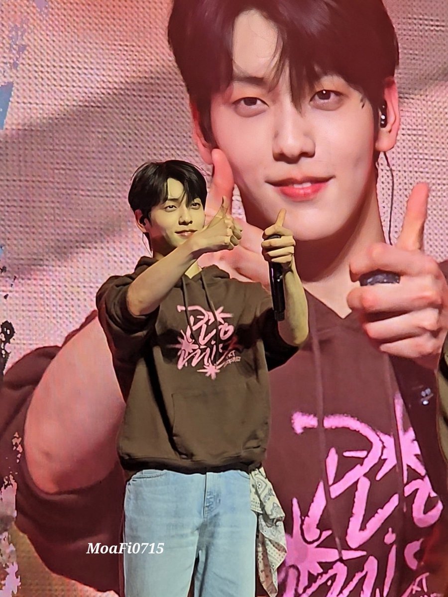 MoaFi0715's tweet photo. Me fighting for my life trying to decide whether to look at the screen or the stage, help 🤯

🩵 250325
📍 London 

#TOMORROW_X_TOGETHER #TXT #수빈 #SOOBIN #スビン #투모로우바이투게더  #ACT_Promise_EP2_London https://t.co/wFFaubsN2h