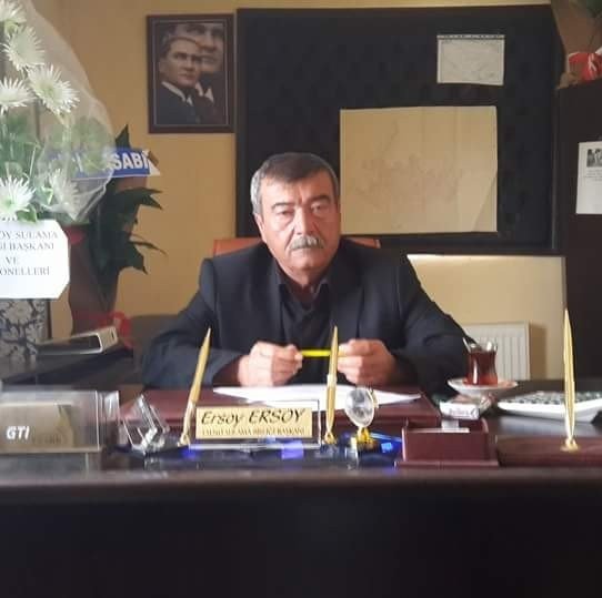 sabriamcaparodi's tweet photo. 🟥Sondakika 

Bakmayın Öyle Fötür şapkayla gariban rollerine girdiğine

Biz çiftçiyiz diyen Ersoy Ersoy, 
Yozgat Esenli Sulama Birliği Eski Başkanı CHP li Ersoy Ersoy olduğu ortaya çıktı 

CHP de neşe ablalalar bitmez  😄