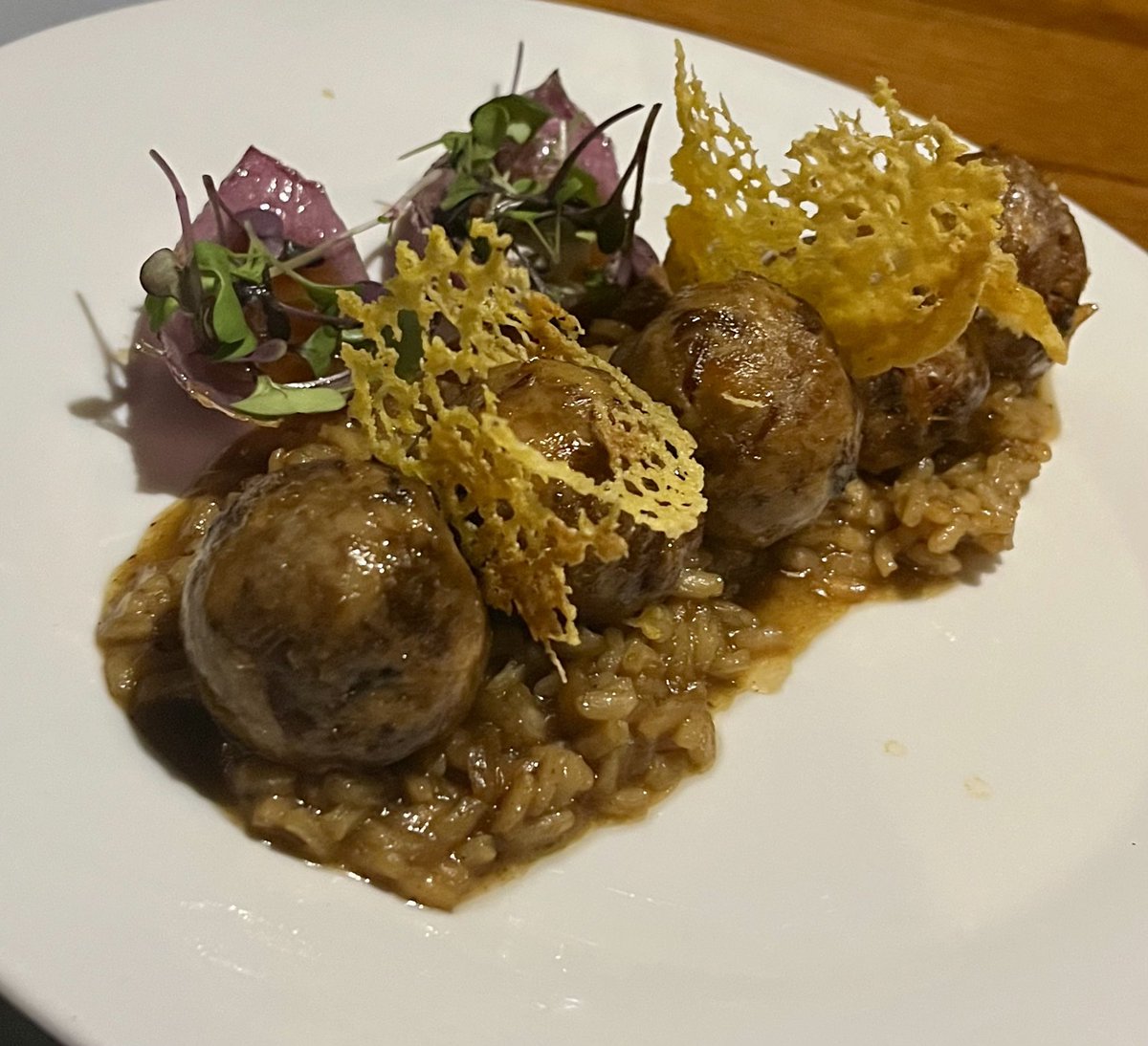A TABERNA O LAGAR EN EIRAS
@lagareiras 
Lugares recónditos de Galicia en los que se obtiene el máximo placer con preparaciones salvajes dentro de su aparente rusticidad. Muy 🔝
Espárragos en escabeche 
Patatas rellenas de cocido 
Filloas vegetales 
Albóndigas de gallo de Mos