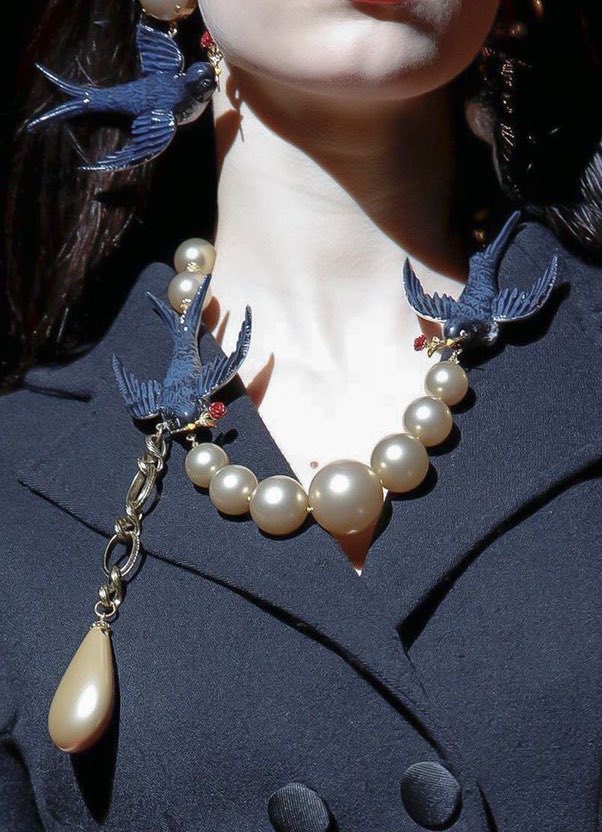 LaModeUnknown's tweet photo. The ‘swallow bird’ set of ✨Dolce&amp;Gabbana✨ Fall/Winter 2019. 🪡 https://t.co/fpWnJdsEzQ