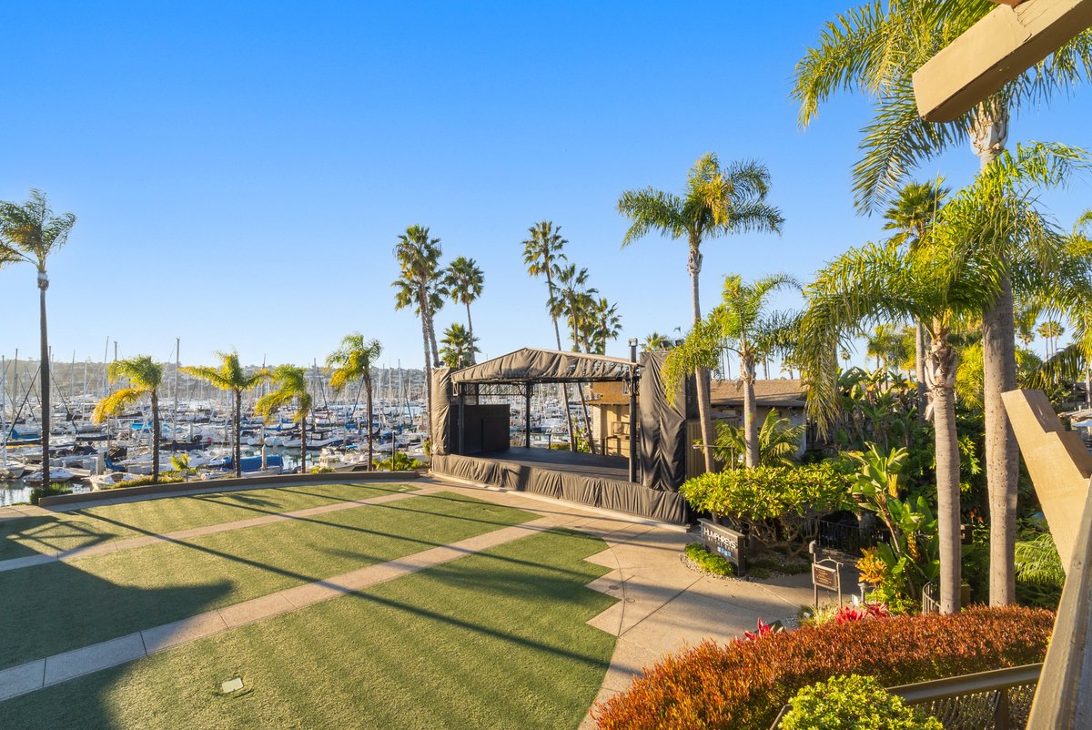 Take your night at Humphreys Concerts by the Bay to the next level with our Dinner Show Package.
Package includes:
Three-course dinner at Humphreys SoCAL Dining &amp; Music
Decadent dessert handcrafted by our Pastry Chef
Priority seating at the concert halfmooninn.com/offers/dinner-…