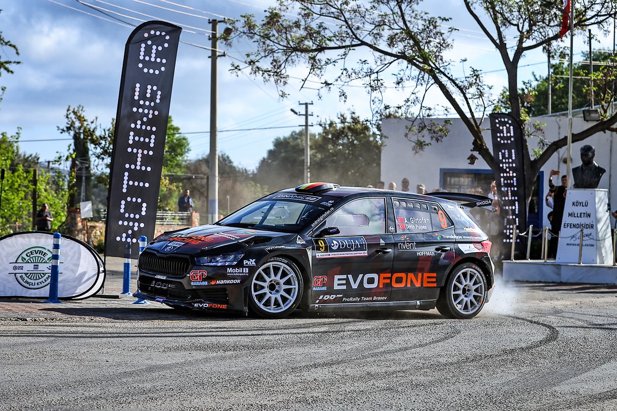 TOSFED's tweet photo. Petrol Ofisi Maxima 2025 Türkiye Ralli Şampiyonası ikinci yarışı olan Rally Bodrum, Toksport WRT’den Buğra Banaz-Onur Ahıskalı ekibinin birinciliği ile sona erdi. GP Garage My Team’in Romanyalı ekibi Andrei Girtofan-Dorun Pulpea‘nın ikinci sırada podyuma çıktığı rallinin, genel klasman üçüncülüğü ve Sınıf 3 birinciliğini ise Castrol Ford Team Türkiye’den Ali Türkkan-Oytun Albayrak elde etti.

https://t.co/4RMKmWrSFT