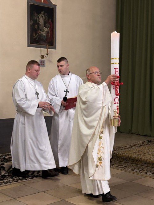 Podczas Wigilii Paschalnej poświęciłem wodę chrzcielną.
Powiem tylko, że gorący wosk lejący się na ręce to nic miłego…