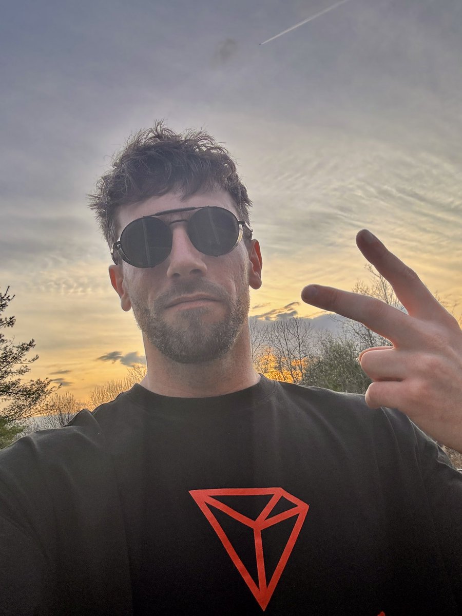 dylN0chill's tweet photo. TRON has entered rocket mode. 🚀
Destination locked: THE SUN ☀️
Fuel: $TRX $SUN $BTT $NFT
Passengers: Only the bold.
#TRONtoTheSun #SunPump #TRX https://t.co/YZQgSBUOT1