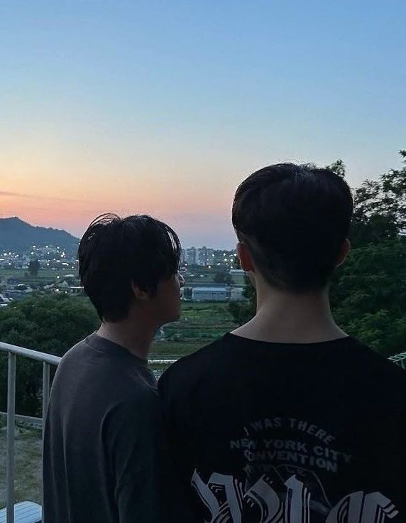jenodrums's tweet photo. odeio by manu gavassi - markhyuck mini au

mark e donghyuck sao melhores amigos de longa data, mas as coisas começam a mudar. mark se declara de maneira inusitada, mas de um jeito que donghyuck não poderia gostar mais. https://t.co/6nJSW8uoHM