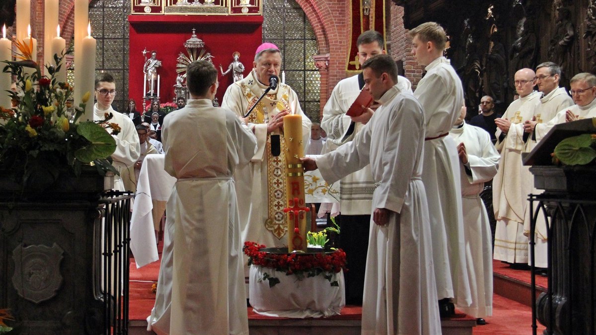 Wigilii Paschalnej w katedrze wrocławskiej przewodniczył abp Kupny. - Dostrzeżcie Boga, który żyje i którego areną działania jest wasze życie i współczesny świat. On daje człowiekowi nową  szansę i zawsze otwiera przez nim nadzieję na przyszłość - mówił.
wroclaw.gosc.pl/doc/9225713.Ab…