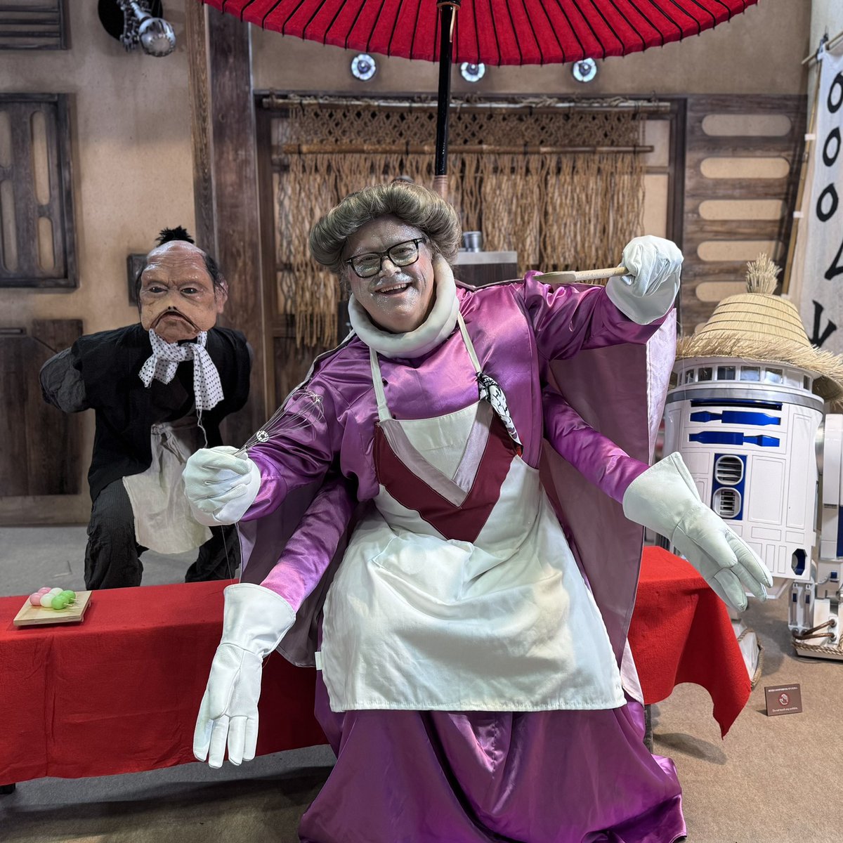 ChefGormaanda's tweet photo. Enjoying some tea and snacks with R2D2 and friend. 

Stir Whip, Stir Whip, Whip Whip Stir 🥣 🥄

#SWCJ #starwars #StarWarsCelebration #starwarsholidayspecial
#SWCJ2025 #chefgormaanda https://t.co/zwFi1gEeFD