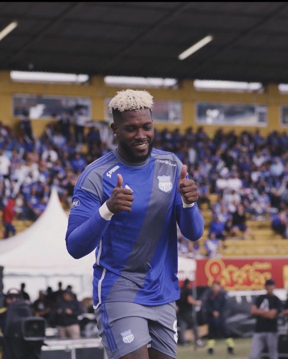 tonicse22's tweet image. -Sin peinados raros.
-Sin tatuajes.
-Sin polémicas en su entorno.
-Sin denuncias por agresiones sexuales.
-Sin pupos extravagantes.

Simplemente vale verga jugando al fútbol.