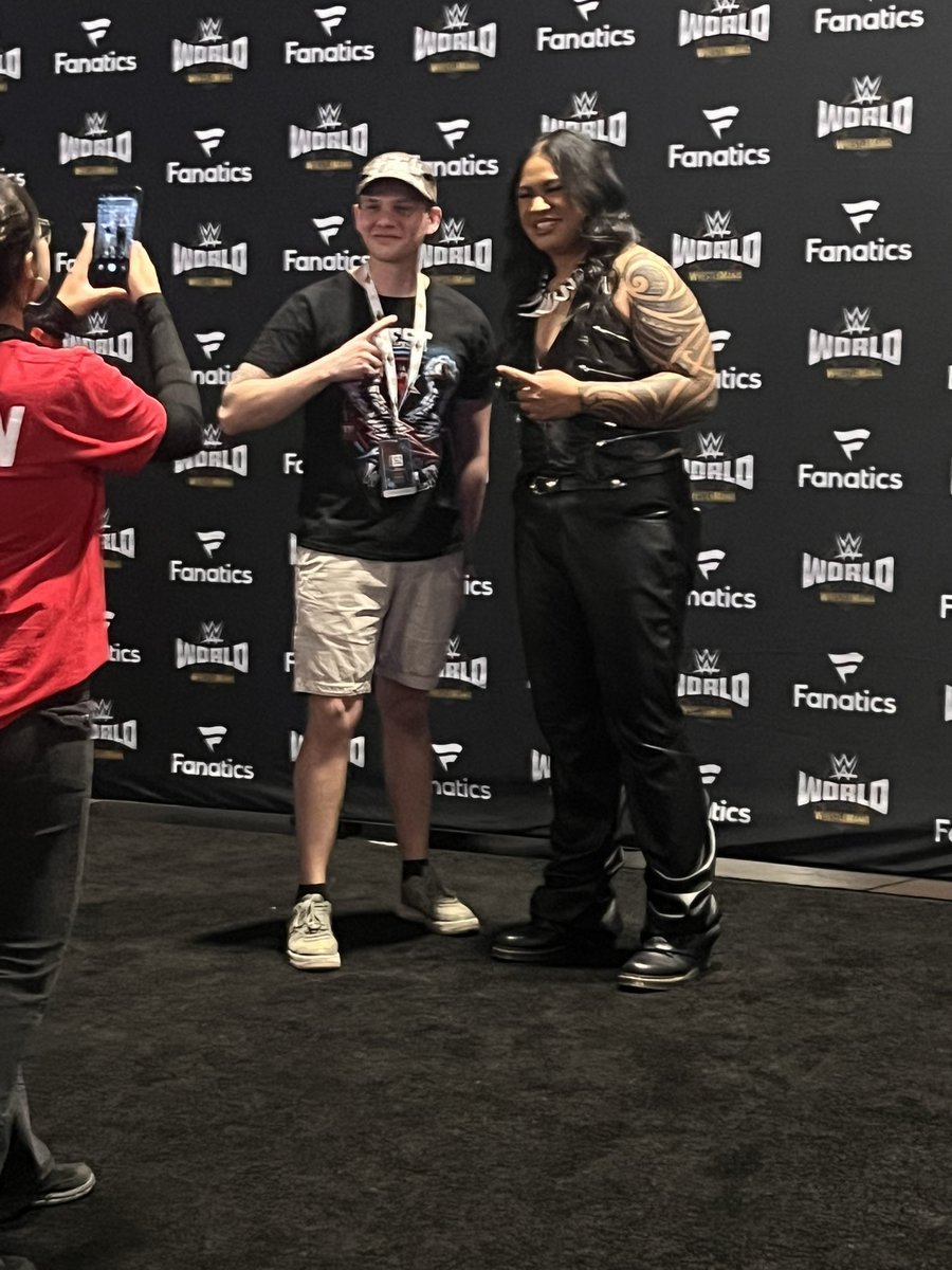 PJVasa_WWE's tweet photo. Thank you to all the fans who came out and got their issueeeee 😝🖤✨ 

#WWE 
#WWEWORLD https://t.co/5hnA5A6fqx