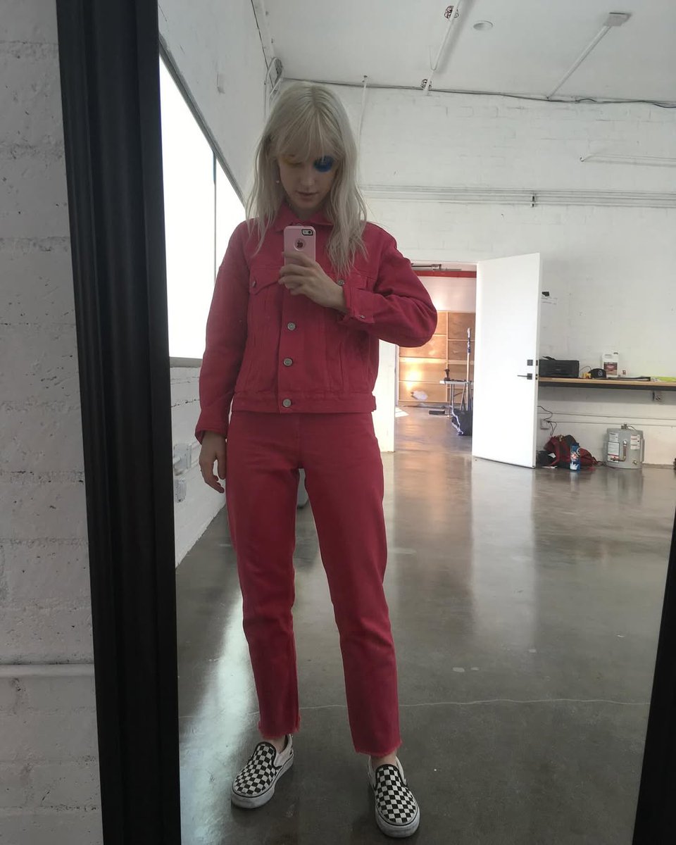 paramorebr's tweet photo. "Tempos difíceis, bons velhos tempos, qual a diferença? #8anos" - Hayley via Instagram. https://t.co/4qpTVn6OhU