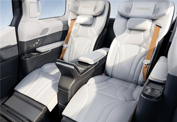 East_Pulse's tweet photo. #ZEEKR 009 debuts world's first C-ring seat: aerospace-grade aluminum frame, 21,000Nm/deg rigidity, 3 hidden reinforcement bars. Creates "safety cocoon" to disperse crash forces, making 2nd row the safest. https://t.co/PaYmtZacbJ