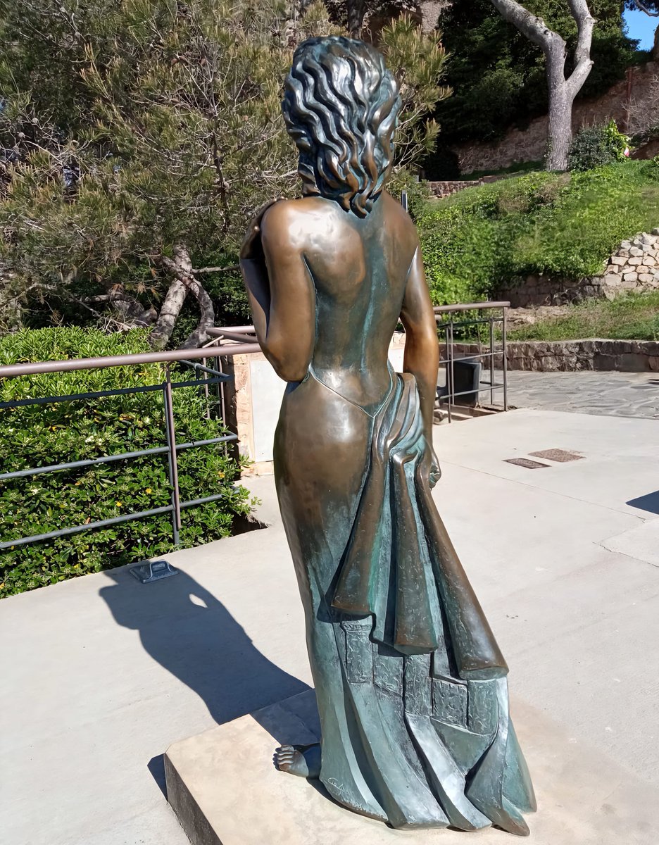 orbielsa's tweet photo. L'escultura d'Ava Gardner/Pandora a Tossa del 1998.
Ció Abellí https://t.co/YHJfnsgQjE