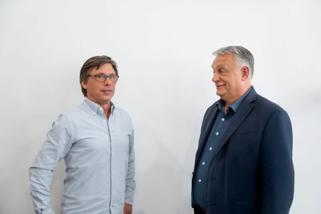 BollerLeo's tweet image. &quot;Miért éppen Hont Andrásnak és miért éppen most adott interjút Orbán Viktor?&quot;

&quot;A legfontosabb kérdések az életben&quot; című rovatunkat látták... 

#FOSMédia