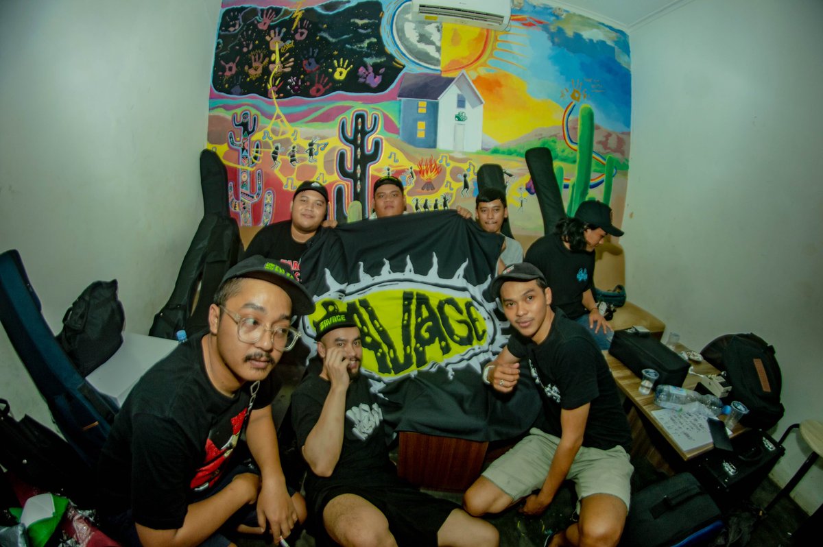 outtasighthc's tweet photo. Hari ini kita semua telah kehilangan sahabat baik vocalist Savage dari salatiga mas Mario, beliau salah satu yang selalu mendukung penuh band-band kecil untuk terus produktif dan label-label yang baru bermunculan. Kebaikan mas Mario tidak pernah kita lupakan

WE LOVE U MAS MARIO https://t.co/wWYJxmh5Qx