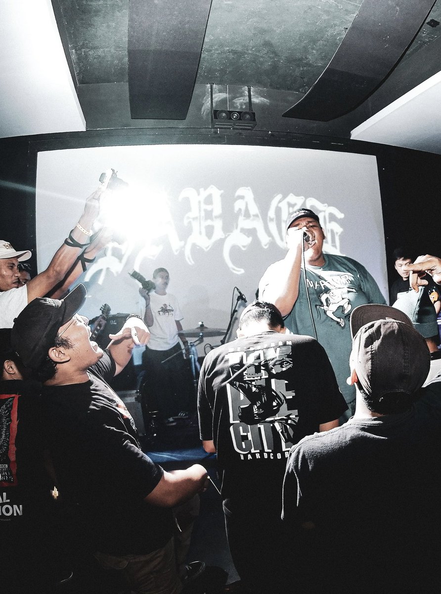 outtasighthc's tweet photo. Hari ini kita semua telah kehilangan sahabat baik vocalist Savage dari salatiga mas Mario, beliau salah satu yang selalu mendukung penuh band-band kecil untuk terus produktif dan label-label yang baru bermunculan. Kebaikan mas Mario tidak pernah kita lupakan

WE LOVE U MAS MARIO https://t.co/wWYJxmh5Qx