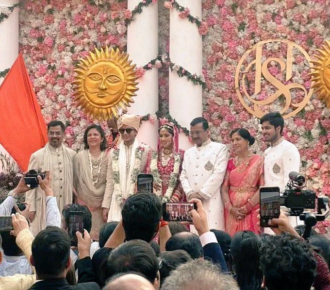 Salamat rahe dulha dulhan <a href="/ArvindKejriwal/">Arvind Kejriwal</a> <a href="/KejriwalSunita/">Sunita Kejriwal</a>