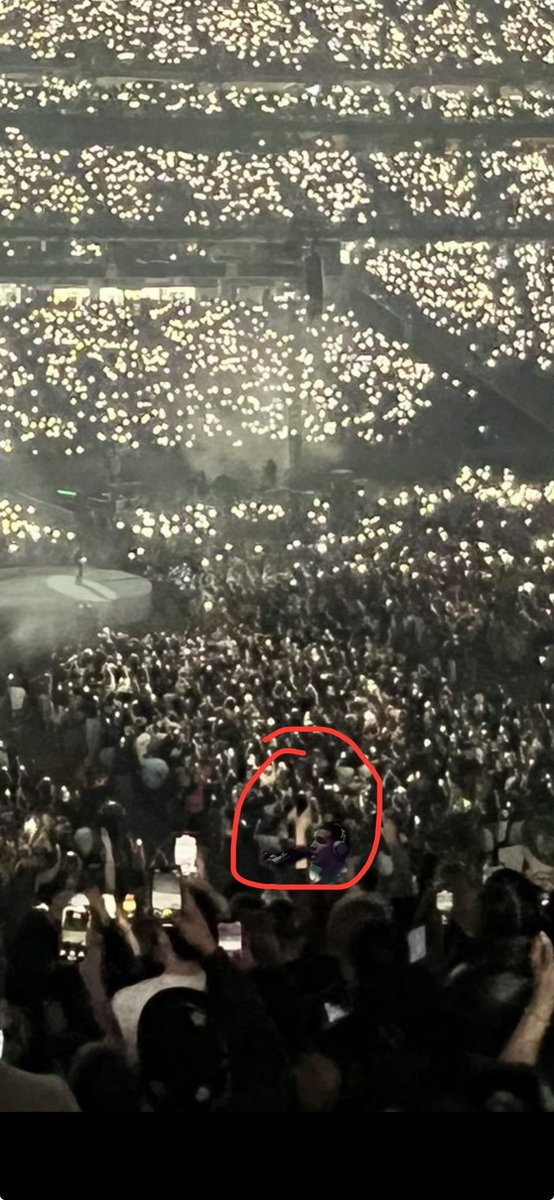 Tooleyboy79's tweet photo. @Tre_Notes @Kurrco I don’t think it’s AI but definitely not a Kendrick concert. Everyone has phones in their hand which means it must be some kind of freestyling festival. https://t.co/swDFJGTOUk