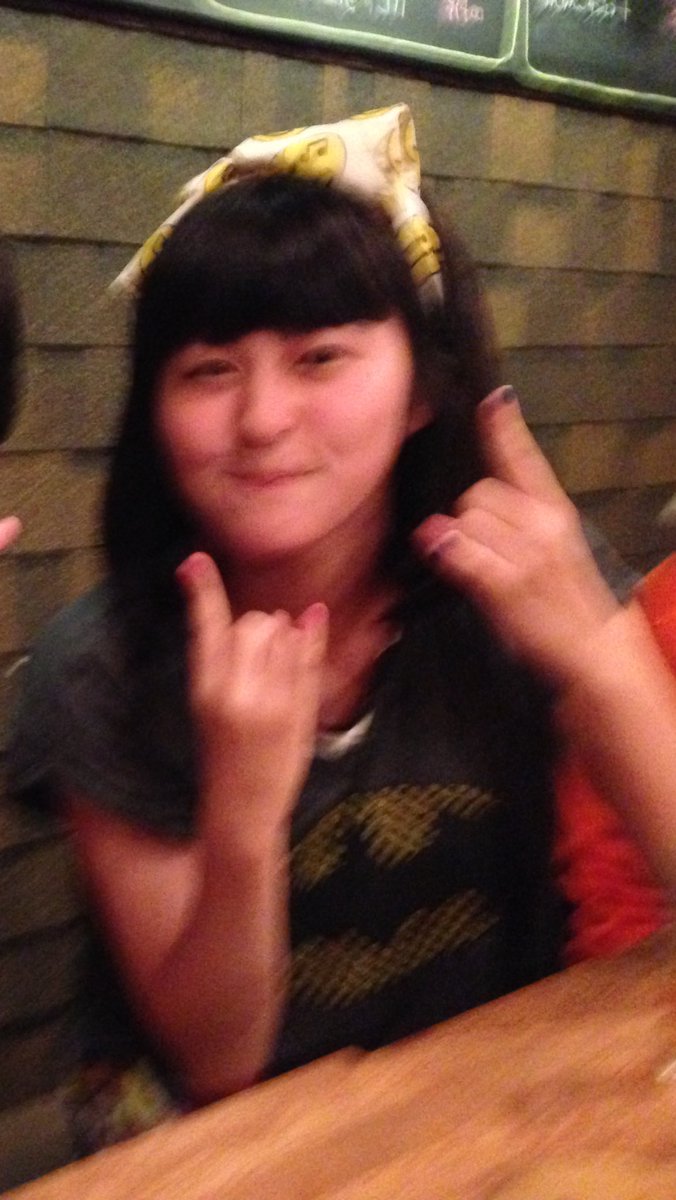 kenken_RIZE's tweet photo. 小学校２年生だった彼女は自分の背よりも大きな KenKenモデルのベースを持って、俺とIKUZONEの演奏をひたすらに愛してくれていた。
俺とIKUZONEのモデルベースでブインブイン鳴らしてる、立派になった彼女の演奏を見て涙よりも笑顔が溢れましたわ。

 KenKen×IKUZONE直系のベーシストRUU！！
これからも応援よろしくお願いします。

さて、東京もどりまーす！