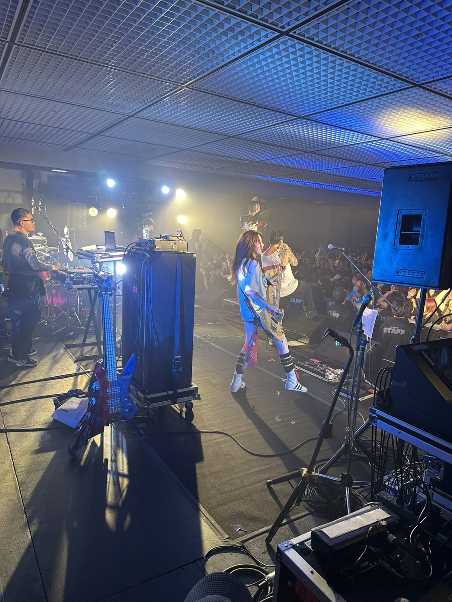 kenken_RIZE's tweet photo. 小学校２年生だった彼女は自分の背よりも大きな KenKenモデルのベースを持って、俺とIKUZONEの演奏をひたすらに愛してくれていた。
俺とIKUZONEのモデルベースでブインブイン鳴らしてる、立派になった彼女の演奏を見て涙よりも笑顔が溢れましたわ。

 KenKen×IKUZONE直系のベーシストRUU！！
これからも応援よろしくお願いします。

さて、東京もどりまーす！