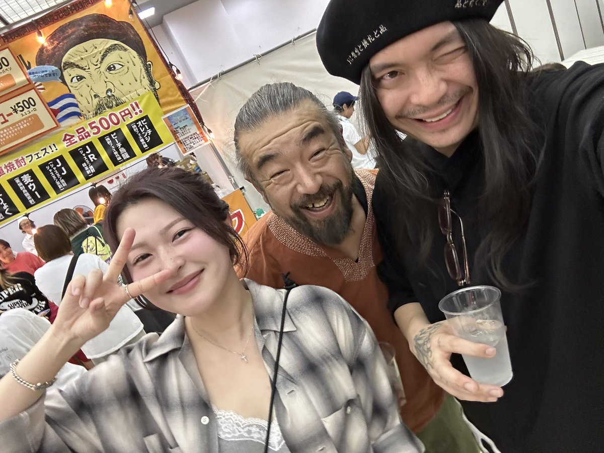 kenken_RIZE's tweet photo. 小学校２年生だった彼女は自分の背よりも大きな KenKenモデルのベースを持って、俺とIKUZONEの演奏をひたすらに愛してくれていた。
俺とIKUZONEのモデルベースでブインブイン鳴らしてる、立派になった彼女の演奏を見て涙よりも笑顔が溢れましたわ。

 KenKen×IKUZONE直系のベーシストRUU！！
これからも応援よろしくお願いします。

さて、東京もどりまーす！