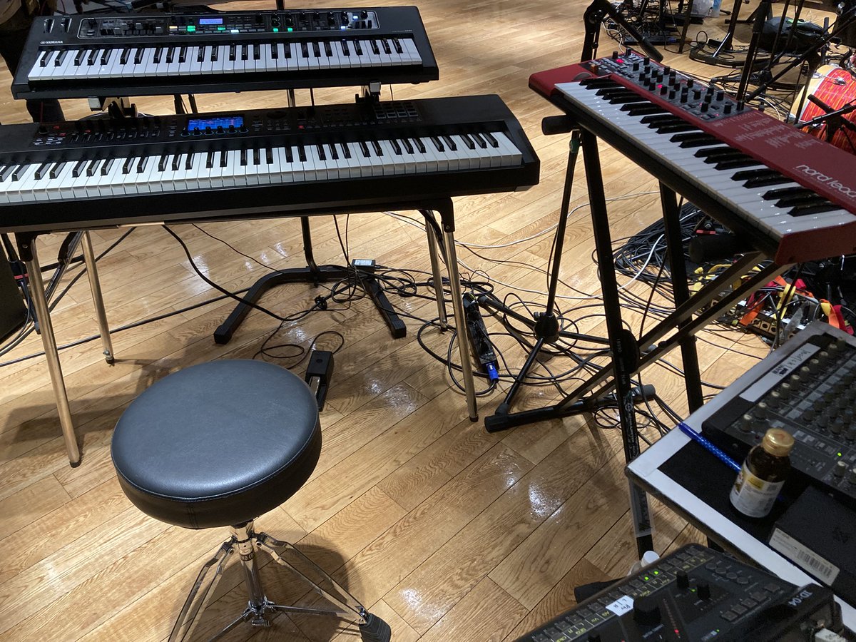 hawaiantanaka's tweet photo. スタジオが変わり連日のリハーサル。
今回の現場はツインキーボード。お借りしてるFANTOM08やっぱええ音してる👊
うおー今日も頑張ります!#FANTOM08 #CK61 #NordLeadA1 https://t.co/mLbx3A3Tb1