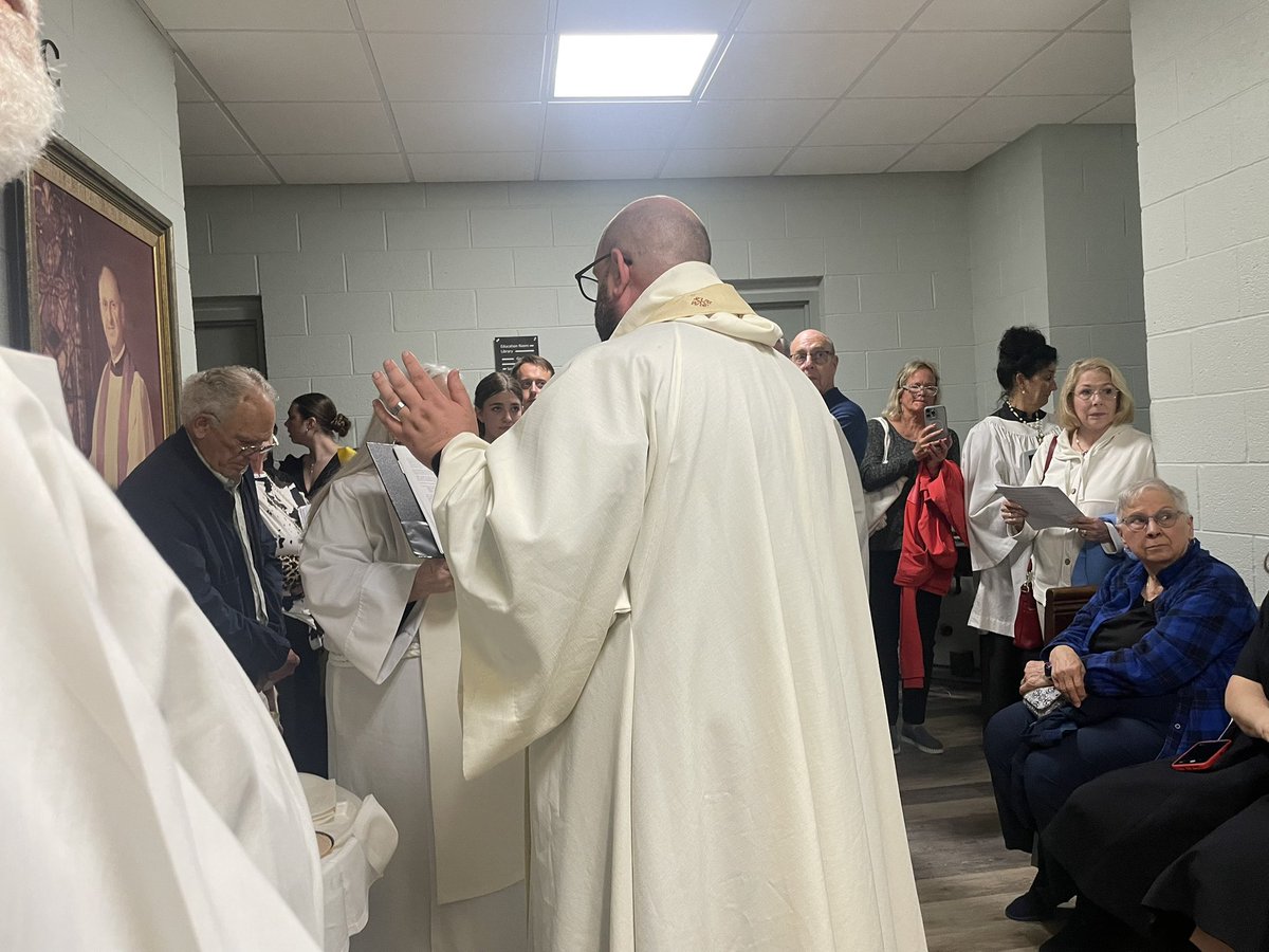 LeahJSimmons's tweet photo. Tornadoes and flash floods can’t stop God’s people from celebrating the Easter Vigill at St. Philip’s Episcopal Church in Ardmore, OK. The hallway is as good a place as any to have communion! https://t.co/mO2T2lm6s8