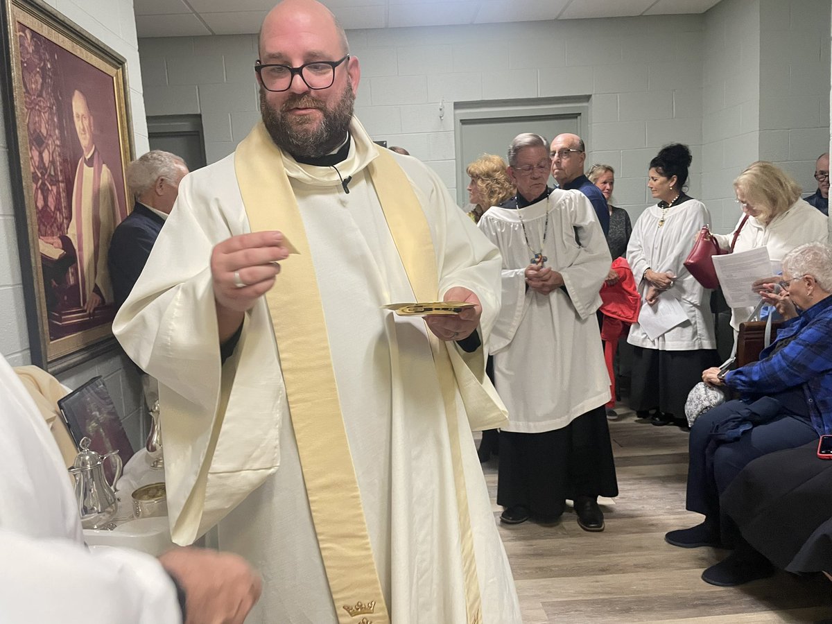 LeahJSimmons's tweet photo. Tornadoes and flash floods can’t stop God’s people from celebrating the Easter Vigill at St. Philip’s Episcopal Church in Ardmore, OK. The hallway is as good a place as any to have communion! https://t.co/mO2T2lm6s8
