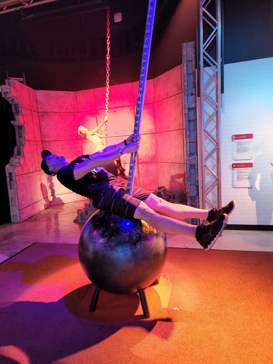 vegasvaluations's tweet photo. 12 Days of Vegas ➡️➡️ Day 2
"I Came In Like a Wrecking Ball"
📍Madame Tussauds
#12DaysOfVegas