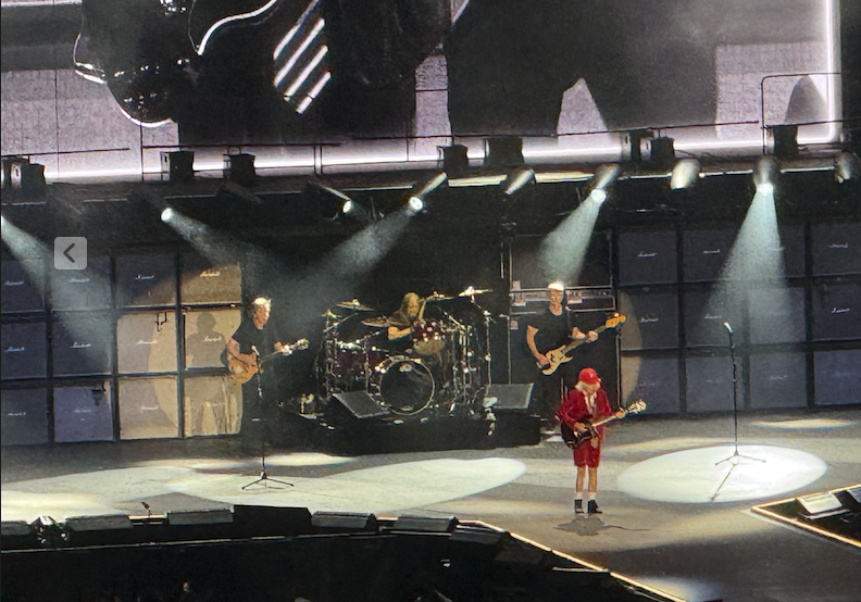 meeepmorp's tweet photo. @p8ntpunk @historyrock_ I was there last night, all be it much further away. That is Stevie Young on the left in the background. Hope this helps. https://t.co/3hmmMQ7r2t