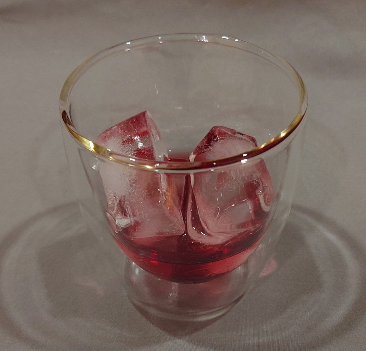 ZKatadome's tweet image. 帰宅後に冷凍庫に入れてましたが
我慢できず開封w
赤いボンベイ「Bramble」です🥃✨
Sapphireの清涼感も大好きですが
コレはベリー感強め、甘さ控えめで
ジン特有の刺さる感じが魅惑的ですらあります♪
個性つよつよなので、今んトコロックか
炭酸割りしか思いつかずw
旨！✨
#Bombaybramble
#飲むZoi