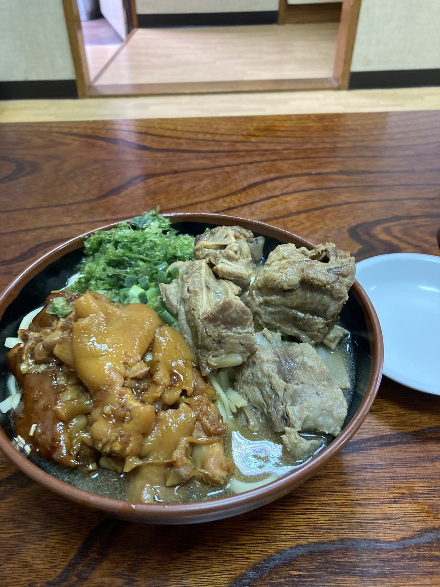 kuromarudango's tweet photo. 久々にソーキそば食べたくなったので色々トッピングしたら凄いビジュアルになった。 https://t.co/t46DZooPWo