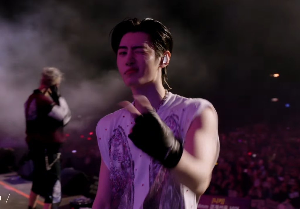 sun03o's tweet photo. I LOVE YOU CAMERAMAN 

#ENCHELLA #ENHYPEN #Coachella2025 https://t.co/0nMOz6NUAf
