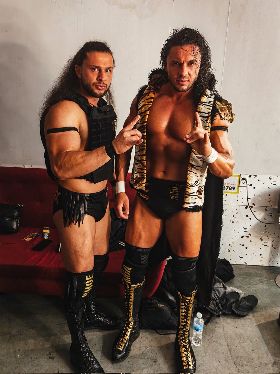 TomeFilip's tweet photo. #ROGUEARMY #BULLETCLUB https://t.co/xmX4IZbxeh