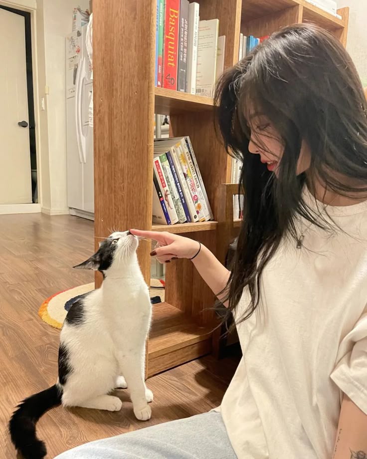 wheein_ie's tweet photo. It's like staring contest of a puppy and a cat 🐶😺 https://t.co/0BW0C3GsIR