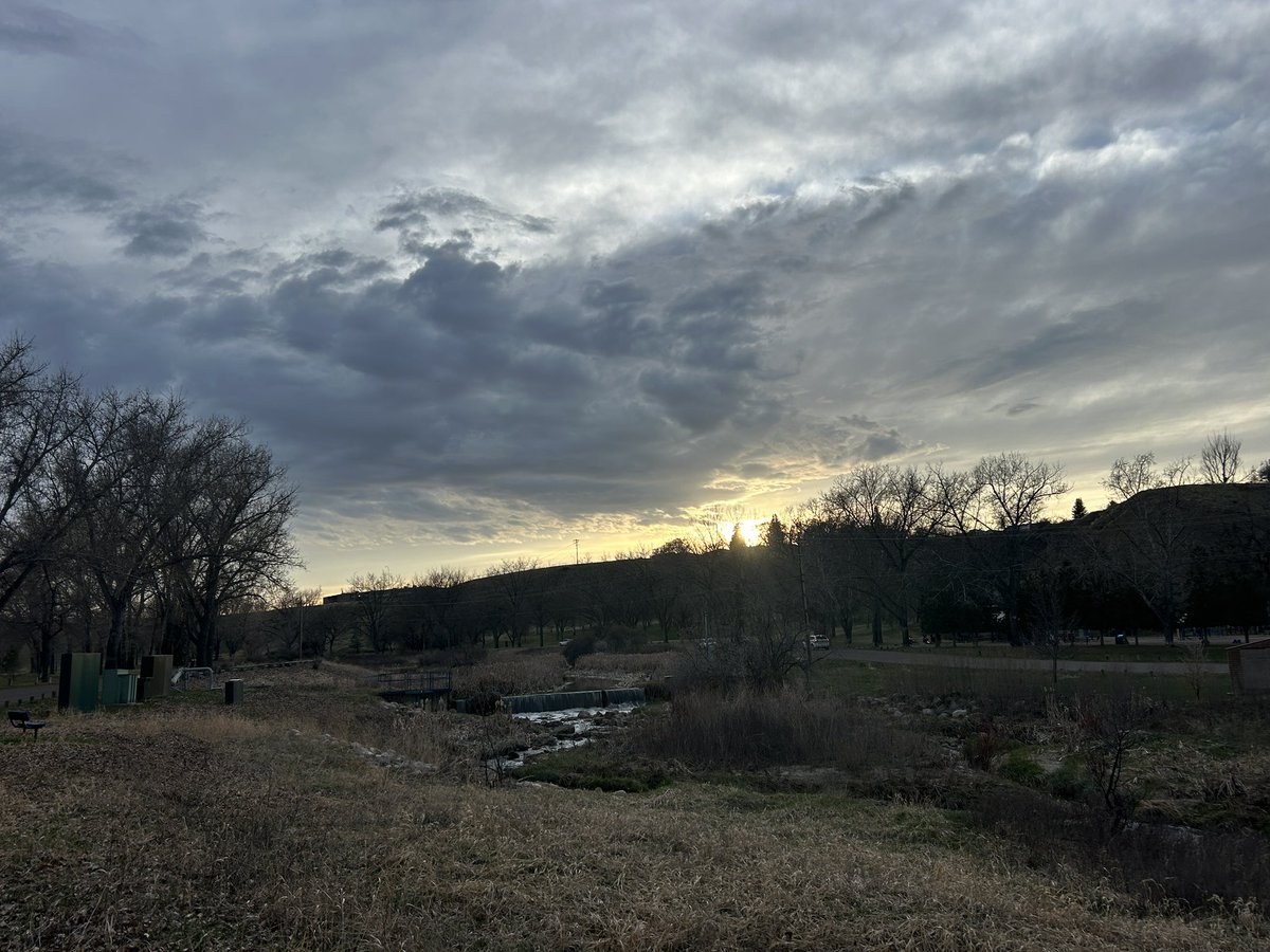 HatLawnBowler's tweet photo. Saturday evening. #medhat #sharethetrailmh #springinalberta https://t.co/8eLV8CwTOK