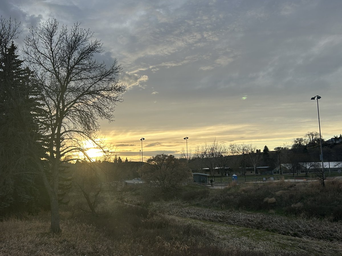 HatLawnBowler's tweet photo. Saturday evening. #medhat #sharethetrailmh #springinalberta https://t.co/8eLV8CwTOK
