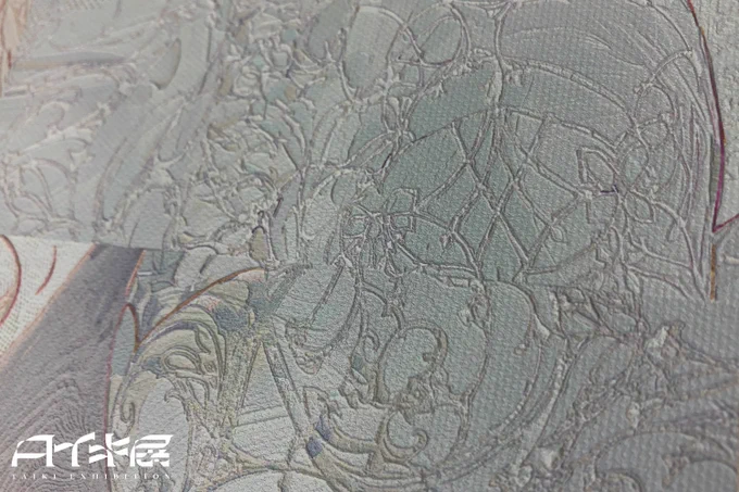 写真だと伝わりにくいのですが…支持体毎に適した版コントロールを行っており作品それぞれの見え方や感じ方に違いがあります。大きい作品に多いのがキャンバスでメリハリの強い凹凸と油画っぽさが特徴です。#タイキ展 #taiki_exhibition 
